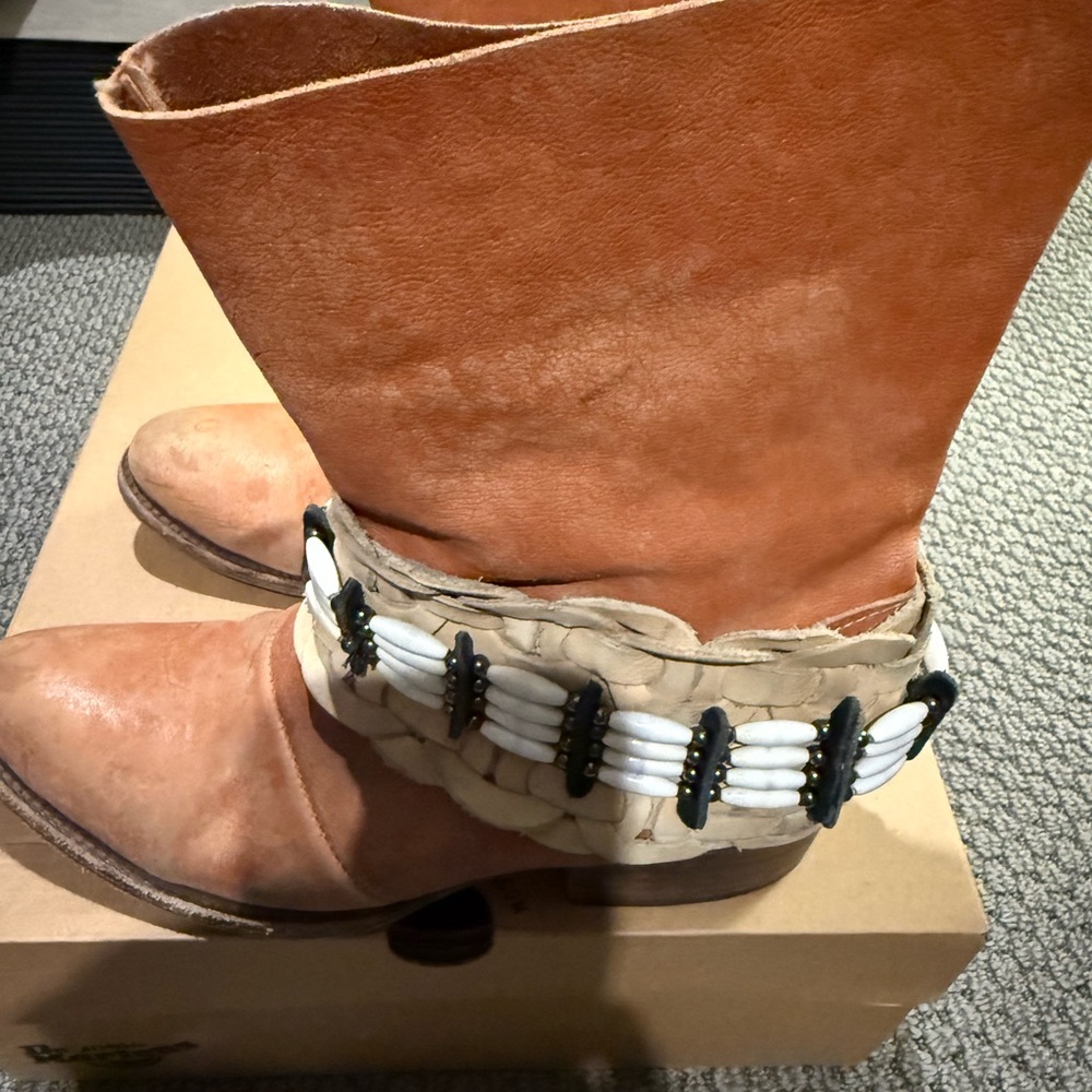 Free Bird Barra size 8 short booties ivory detail